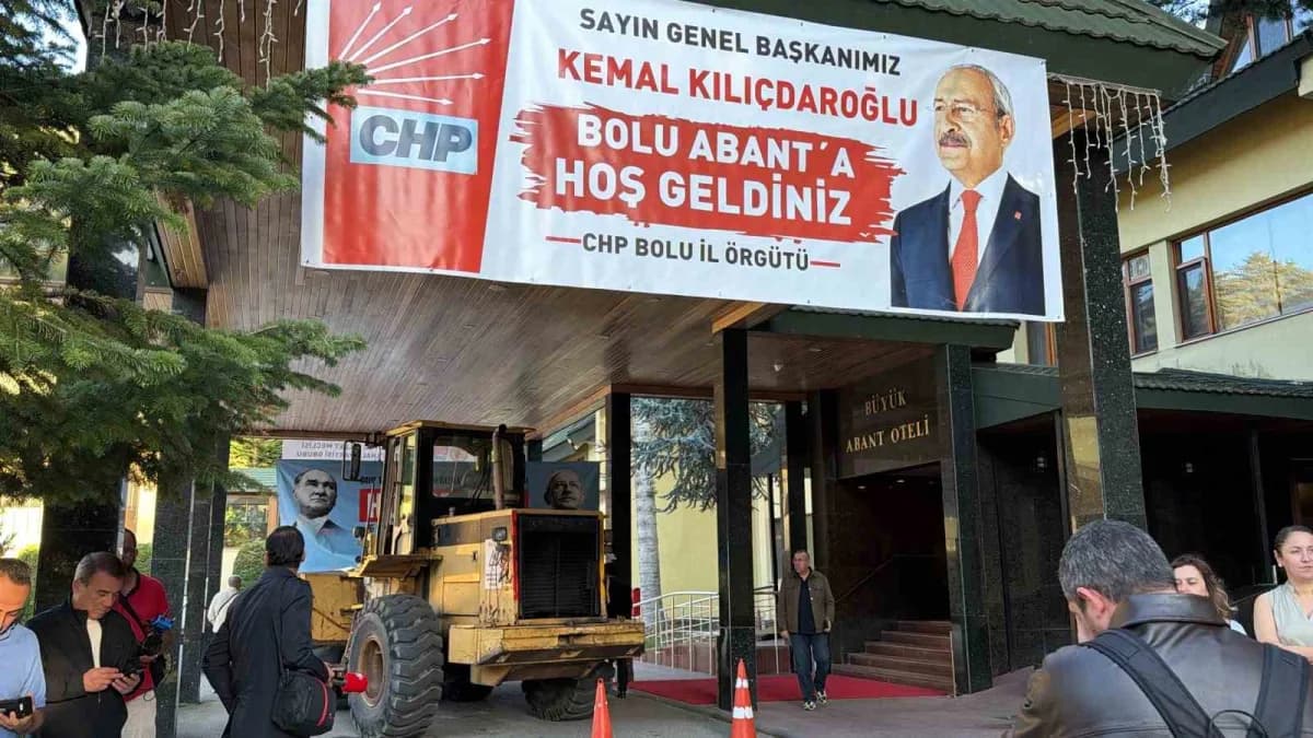 Cumhuriyet Halk Partisi’nin (CHP) Bolu Abant'ta düzenlenen TBMM yeni yasama yılı değerlendirme kampında, pankart asmak i