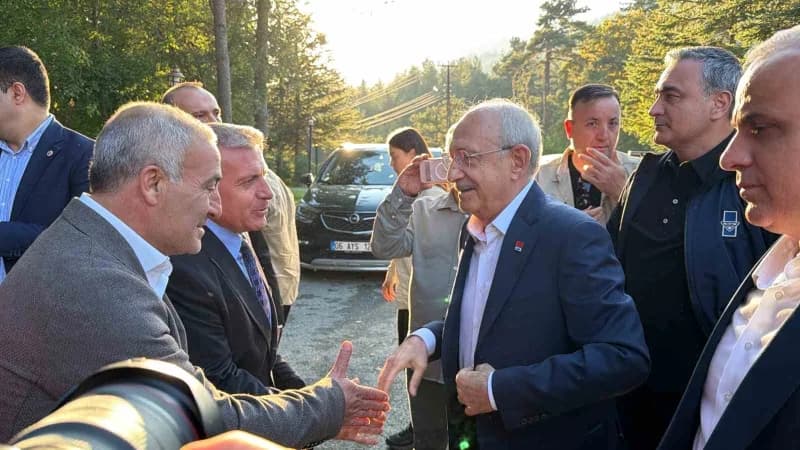 Cumhuriyet Halk Partisi’nin (CHP) Bolu Abant'ta düzenlenen TBMM yeni yasama yılı değerlendirme kampında, pankart asmak i