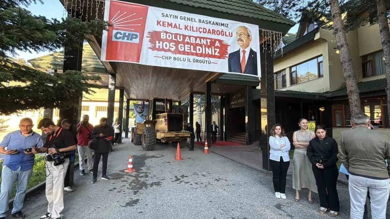 Cumhuriyet Halk Partisi’nin (CHP) Bolu Abant'ta düzenlenen TBMM yeni yasama yılı değerlendirme kampında, pankart asmak i