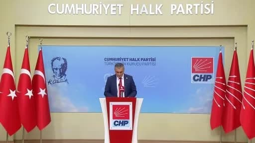 CHP Sözcüsü Müslim Sarı basın açıklaması yaparken