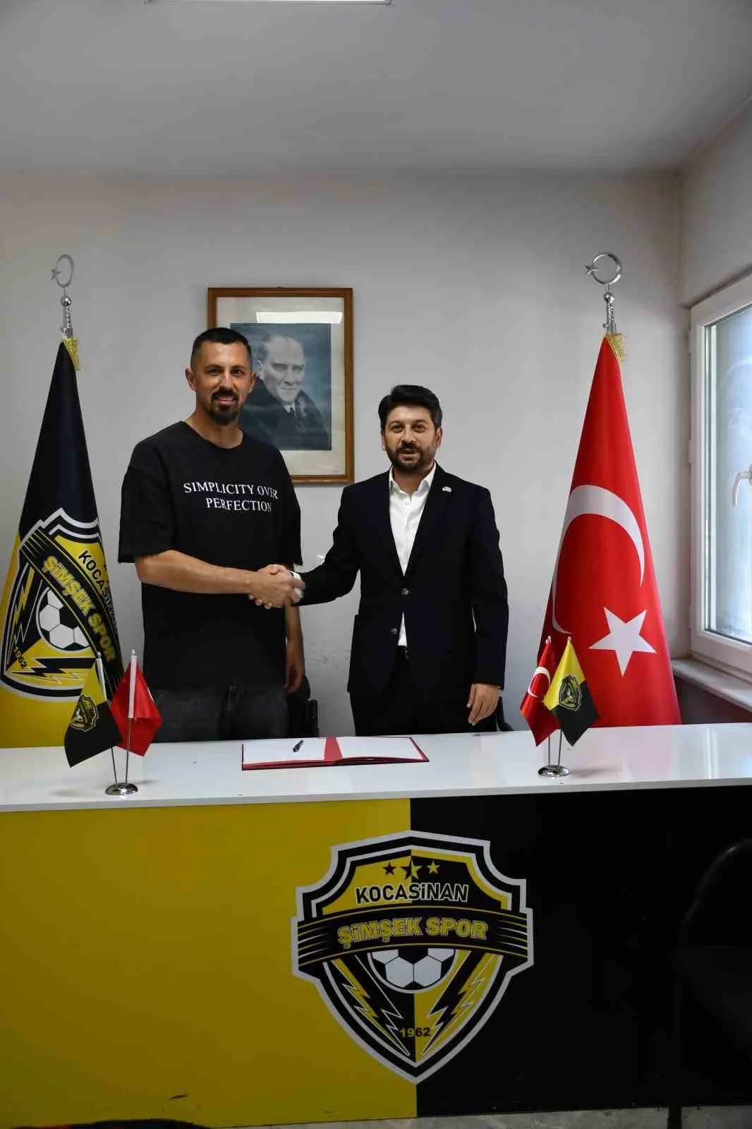 Kocasinan Şimşekspor forması giyen kaleci Cihan Şentürk saha içinde