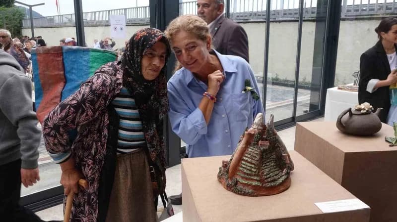 Rize Çayeli’de açılan Çılgın Çaydanlıklar sergisinden seramik çaydanlık heykelleri