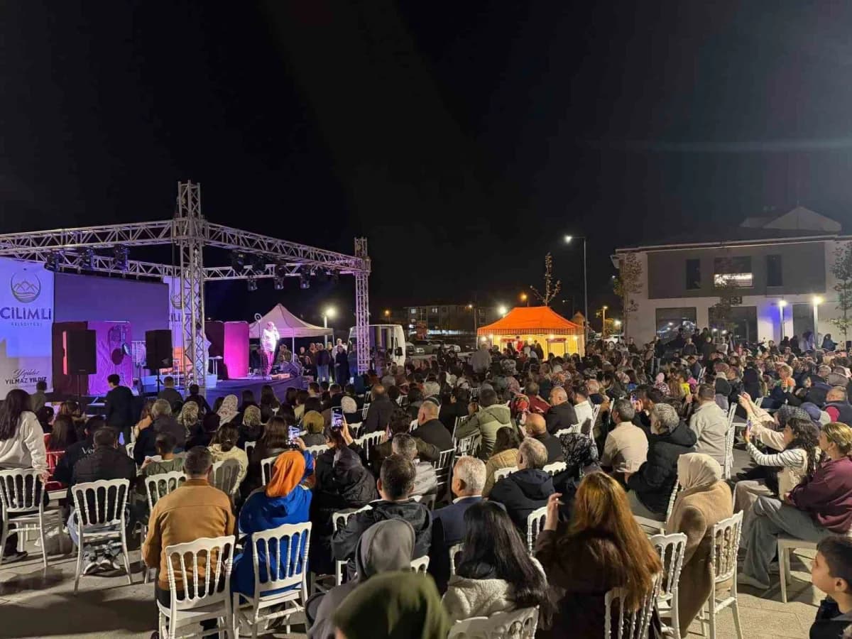 Düzce’nin Çilimli ilçesinde sahnelenen “Hangisi Gerçek?” adlı tiyatro oyunu, ilçe halkına eğlenceli bir akşam yaşattı.
