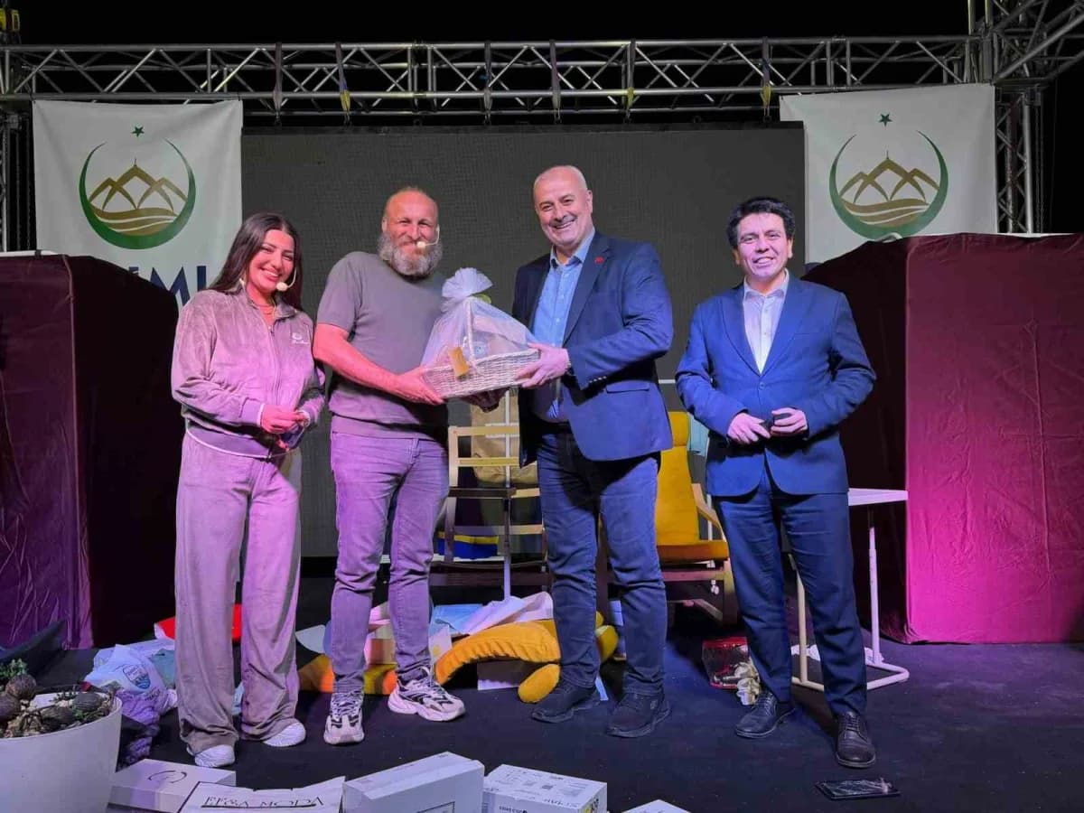 Çilimli’de sahnelenen Hangisi Gerçek tiyatro oyunundan bir sahne