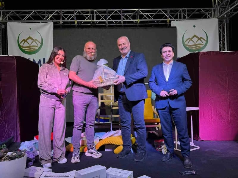 Çilimli’de sahnelenen Hangisi Gerçek tiyatro oyunundan bir sahne
