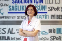 Cilt yaşlanmasını hızlandıran çevresel faktörler ve korunma yöntemlerini anlatan dermatoloji uzmanı