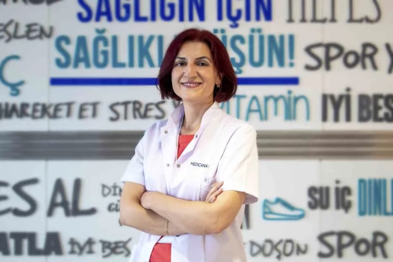 Cilt yaşlanmasını hızlandıran çevresel faktörler ve korunma yöntemlerini anlatan dermatoloji uzmanı