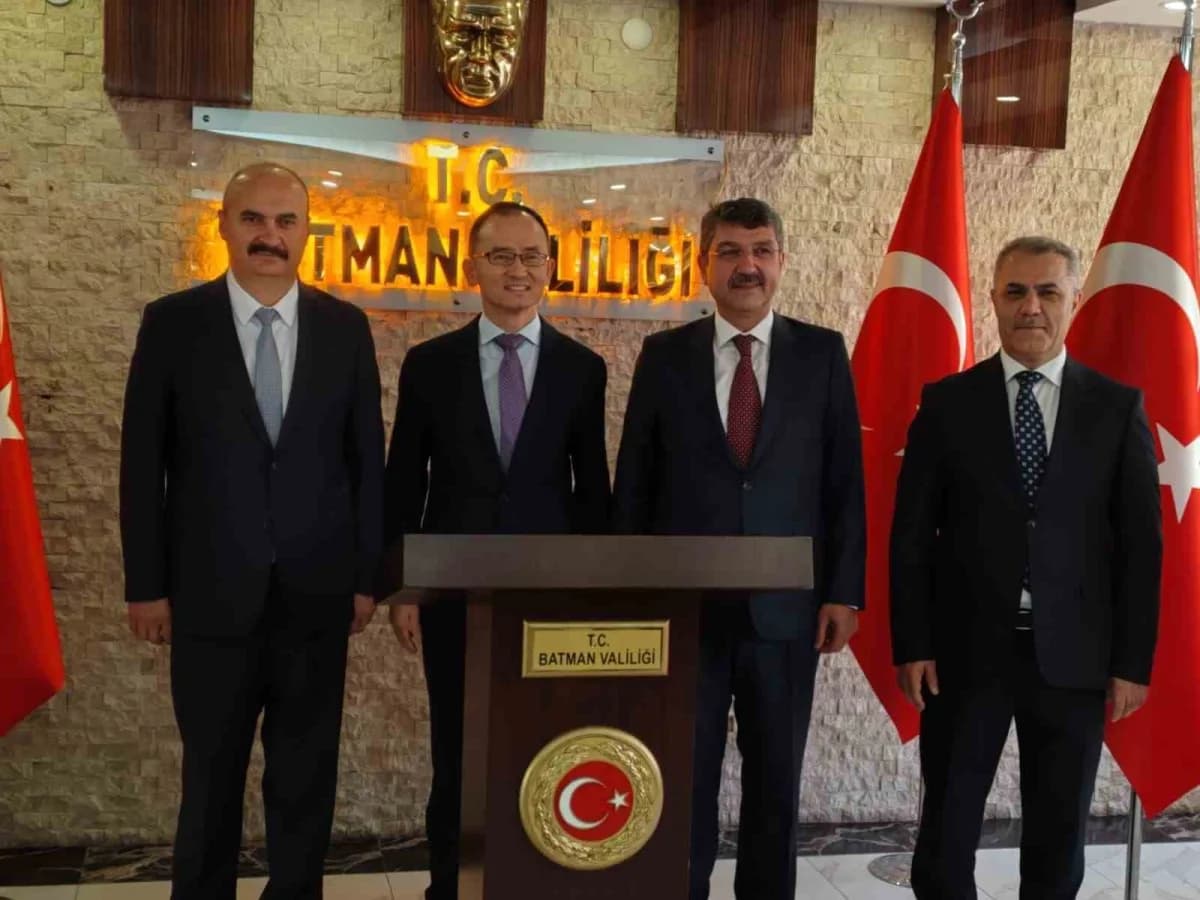 Çin Büyükelçisi Jiang Xuebin Batman Valiliğinde Vali Ekrem Canalp ile görüşüyor