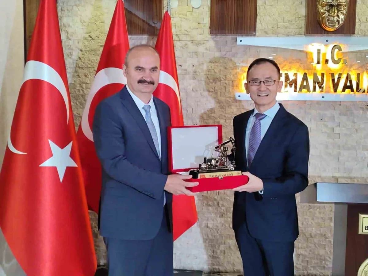 Vali Canalp de Büyükelçi Jiang’a petrol at başı figürü takdim etti.
