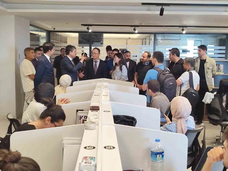 AK Parti Batman Milletvekili Ferhat Nasıroğlu’nun eşlik ettiği Büyükelçi Jiang Xuebin, ilk olarak Necat Nasıroğlu Külliy