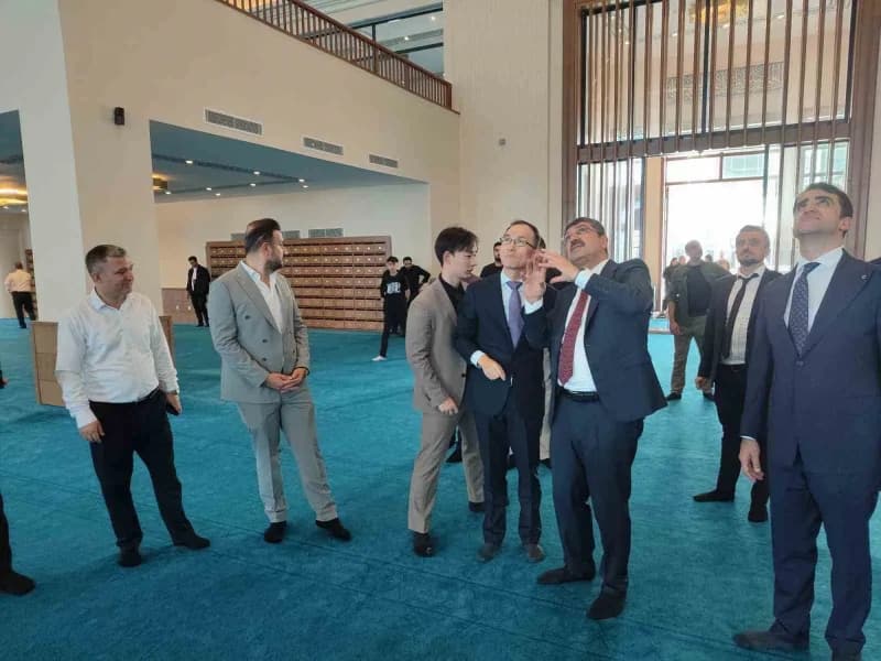 AK Parti Batman Milletvekili Ferhat Nasıroğlu’nun eşlik ettiği Büyükelçi Jiang Xuebin, ilk olarak Necat Nasıroğlu Külliy