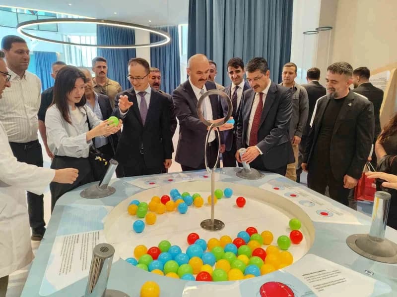 Kütüphanede ders çalışan öğrencilerle sohbet eden Jiang, öğrencilere Çin’e gitmek isteyen olup olmadığını sordu. Heyet d