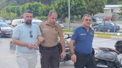 Manavgat'ta trafik denetimi yapan polis ekipleri ve durdurulan otel servis aracı