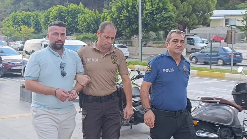 Manavgat'ta trafik denetimi yapan polis ekipleri ve durdurulan otel servis aracı