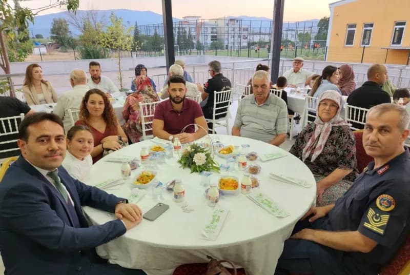 Aydın’ın Çine ilçesinde 19 Eylül Gaziler Günü dolayısıyla yemek programı düzenlendi. Programda Gaziler ile şehit aileler
