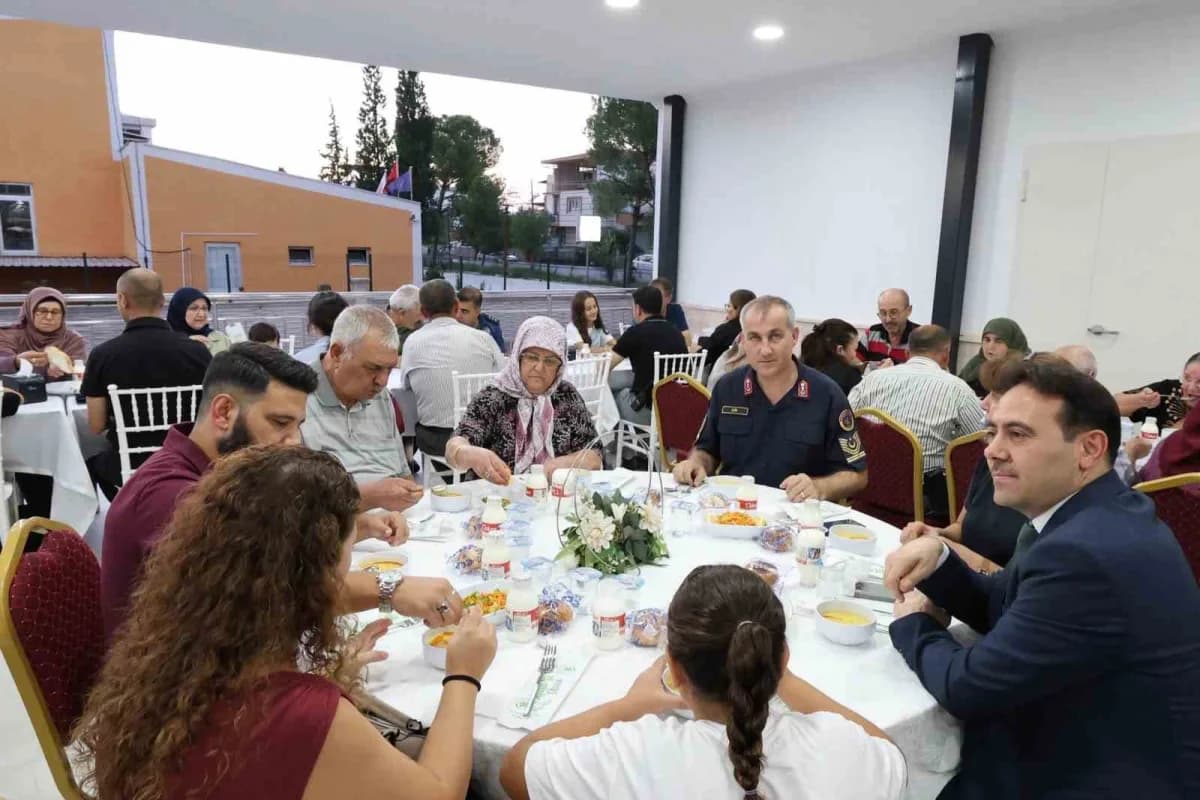 Aydın’ın Çine ilçesinde 19 Eylül Gaziler Günü dolayısıyla yemek programı düzenlendi. Programda Gaziler ile şehit aileler