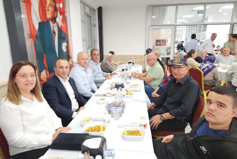 Aydın’ın Çine ilçesinde 19 Eylül Gaziler Günü dolayısıyla yemek programı düzenlendi. Programda Gaziler ile şehit aileler