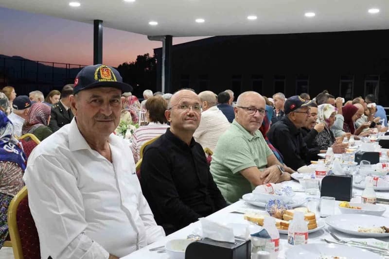 Aydın’ın Çine ilçesinde 19 Eylül Gaziler Günü dolayısıyla yemek programı düzenlendi. Programda Gaziler ile şehit aileler