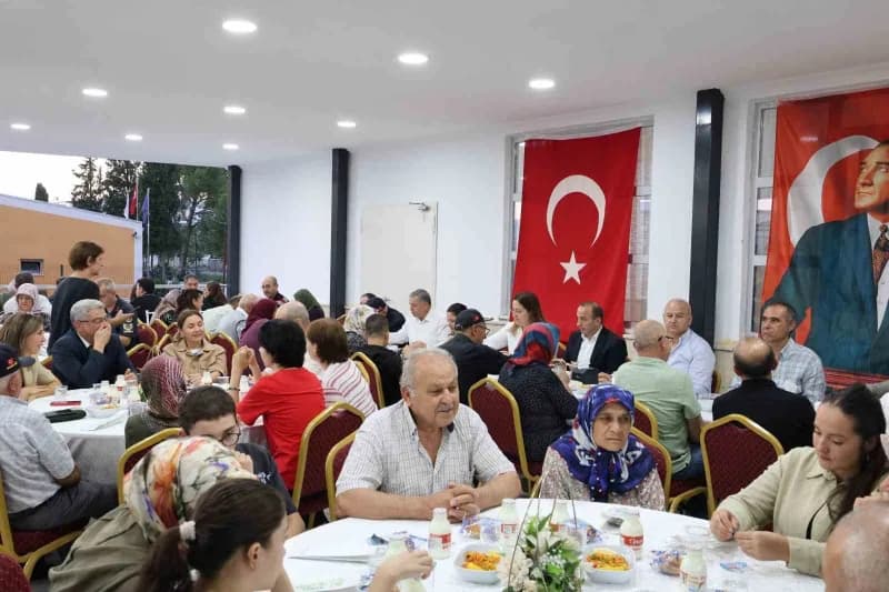 Aydın’ın Çine ilçesinde 19 Eylül Gaziler Günü dolayısıyla yemek programı düzenlendi. Programda Gaziler ile şehit aileler