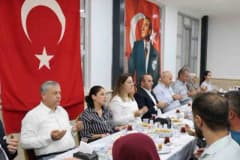 Çine’de 19 Eylül Gaziler Günü kapsamında düzenlenen yemek programından gaziler ve şehit ailelerinin bir arada olduğu an