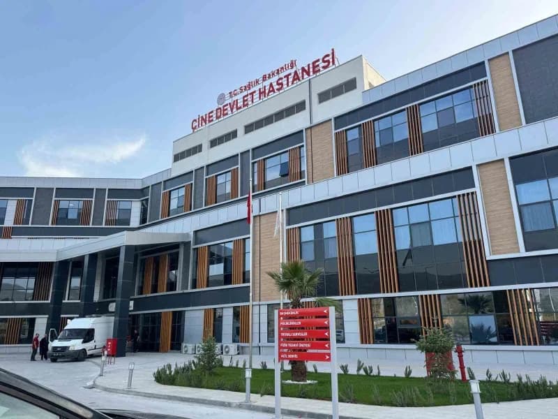 Çine Devlet Hastanesi ön cephesi ve sağlık çalışanları