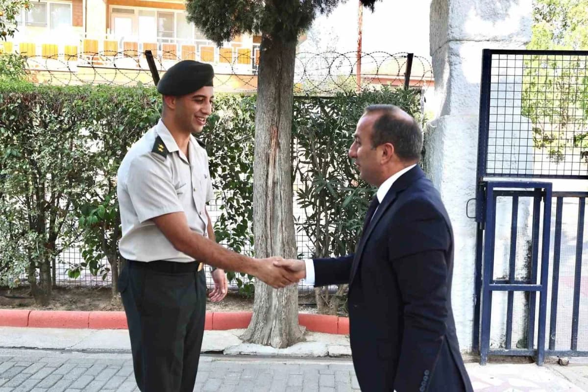 Çine Kaymakamı Ali Erdoğan, Çine Askerlik Şubesi Başkanlığı görevine atanan Üsteğmen Avni Çağlar Çınar'ı ziyaret ederek