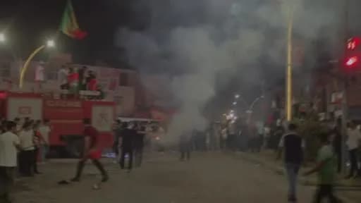 Cizre’de Amedspor galibiyet kutlamalarında çıkan yangında itfaiye ekipleri müdahale ediyor