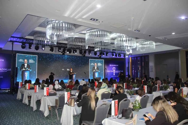 Halkbank tarafından düzenlenen "Üreten Kadınlar Buluşması", bir otelin konferans salonunda gerçekleştirildi.