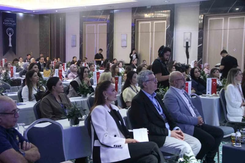 Halkbank tarafından düzenlenen "Üreten Kadınlar Buluşması", bir otelin konferans salonunda gerçekleştirildi.