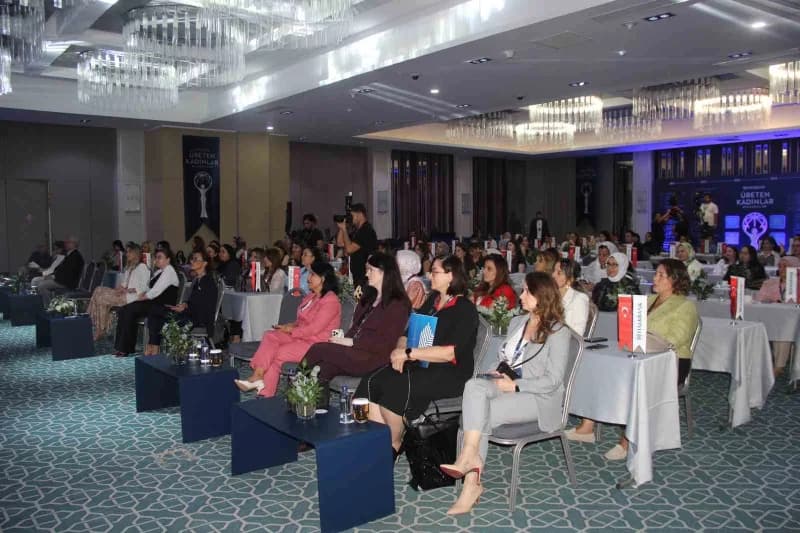 Halkbank tarafından düzenlenen "Üreten Kadınlar Buluşması", bir otelin konferans salonunda gerçekleştirildi.
