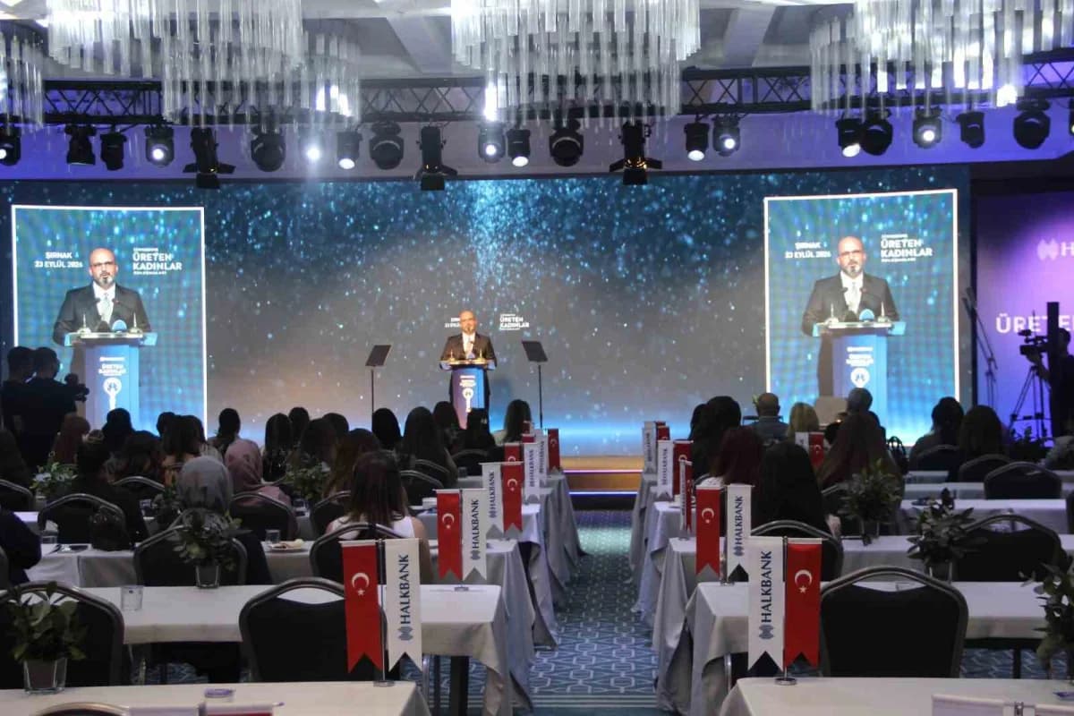 Cizre’de düzenlenen Üreten Kadınlar Buluşması’nda kadın girişimciler konferans salonunda bir arada
