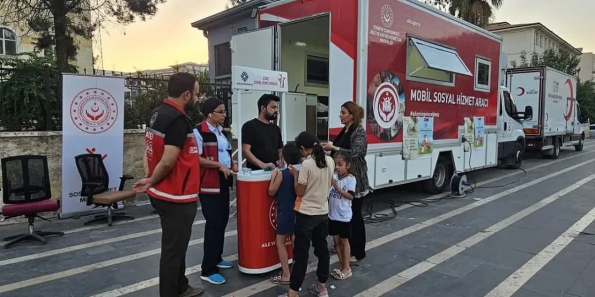 Cizre’de Mobil Sosyal Hizmet Aracı önünde vatandaşlara sosyal yardım ve destek programları hakkında bilgilendirme yapılm