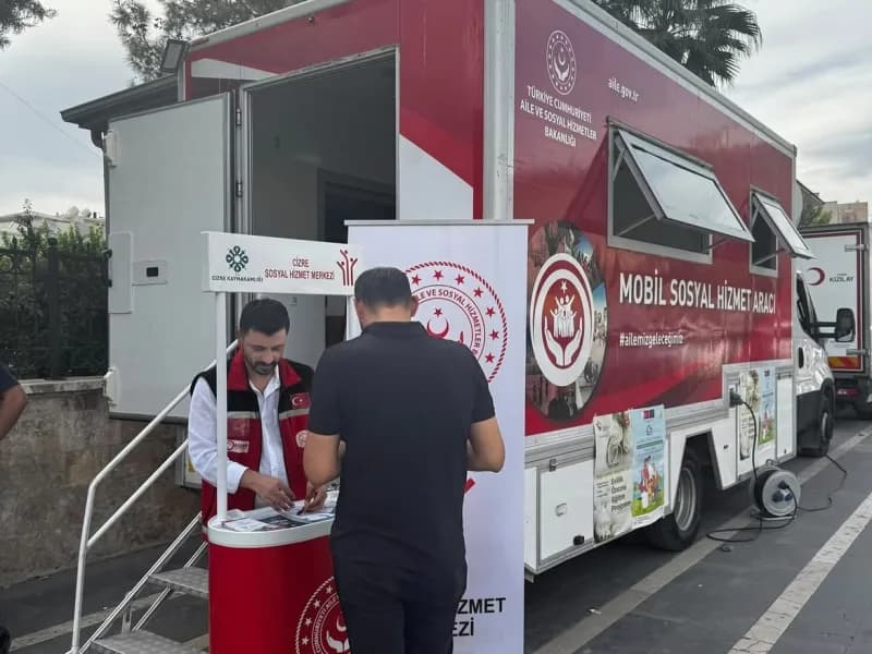 Şırnak’ın Cizre ilçesinde Aile ve Sosyal Hizmetler Bakanlığı tarafından tahsis edilen Mobil Sosyal Hizmet Aracı ile saha