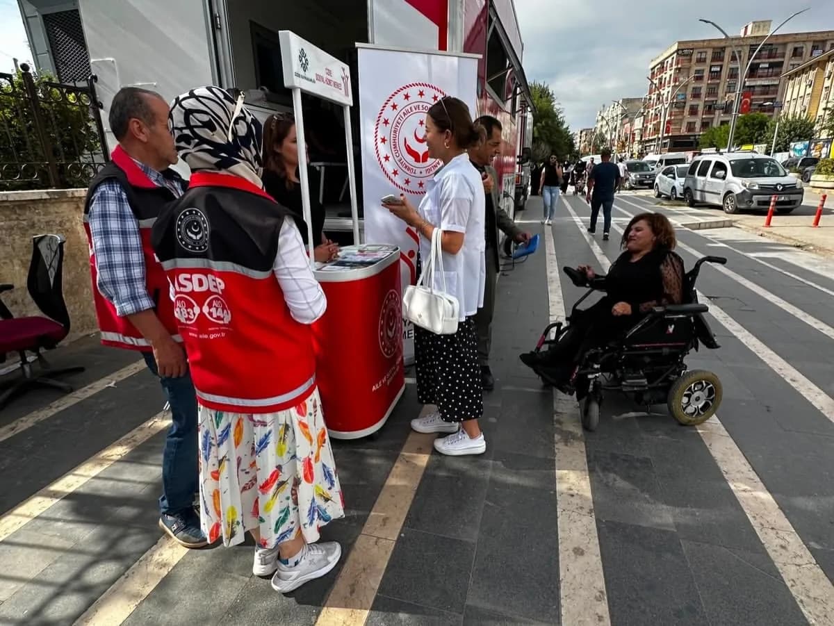 Şırnak’ın Cizre ilçesinde Aile ve Sosyal Hizmetler Bakanlığı tarafından tahsis edilen Mobil Sosyal Hizmet Aracı ile saha