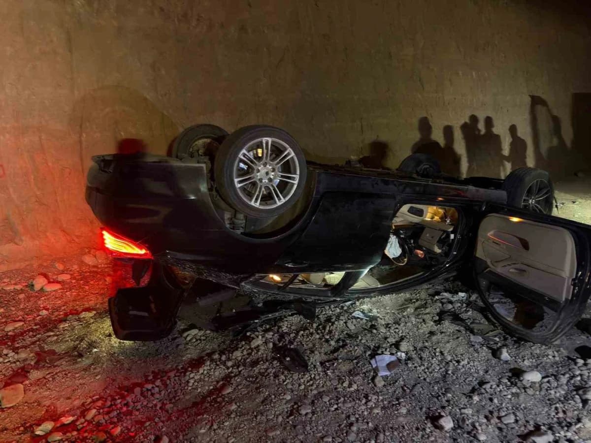 Cizre’de sürücüsünün kontrolünden çıkan otomobilin şarampole devrilmesi sonucu meydana gelen trafik kazasında 1 kişi yar