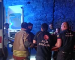 Cizre-Silopi kara yolunda şarampole devrilen otomobil ve olay yerinde müdahale eden ekipler