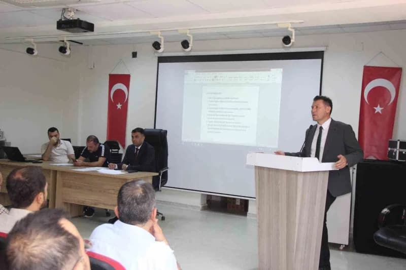 Cizre’de taşımalı Eğitim kapsamındaki öğrencilerin okullarına güvenle ulaşabilmesi amacıyla toplantı düzenlendi. İlçe Mi