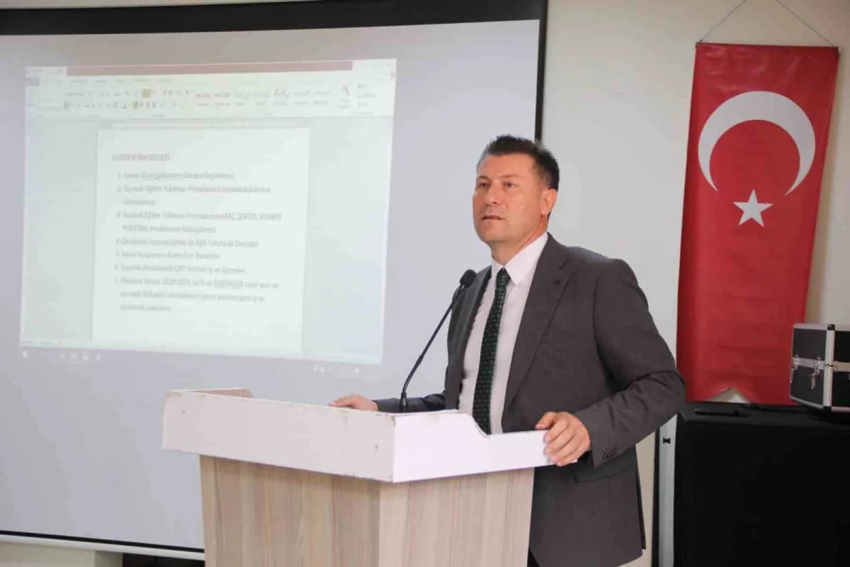 Cizre İlçe Milli Eğitim Müdürlüğü konferans salonunda taşımalı eğitim toplantısı yapılıyor