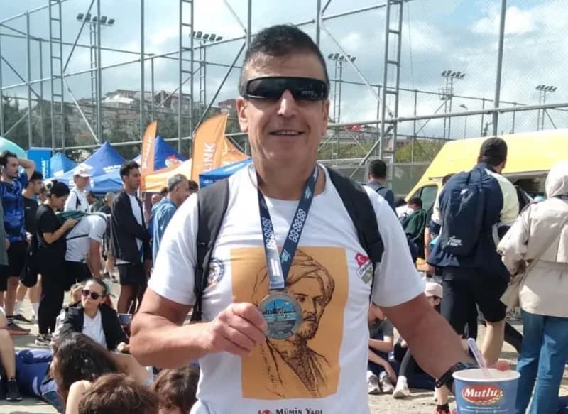 Haliç'te bu yıl ilk kez düzenlenen 'bir Adım Daha' koşusunda mücadele eden Cizreli triatlon ve maraton sporcusu Ramazan