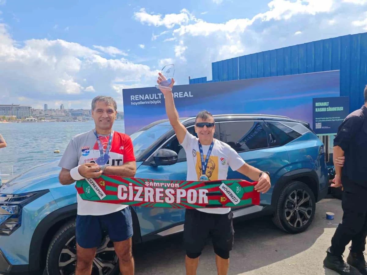 Haliç'te bu yıl ilk kez düzenlenen 'bir Adım Daha' koşusunda mücadele eden Cizreli triatlon ve maraton sporcusu Ramazan