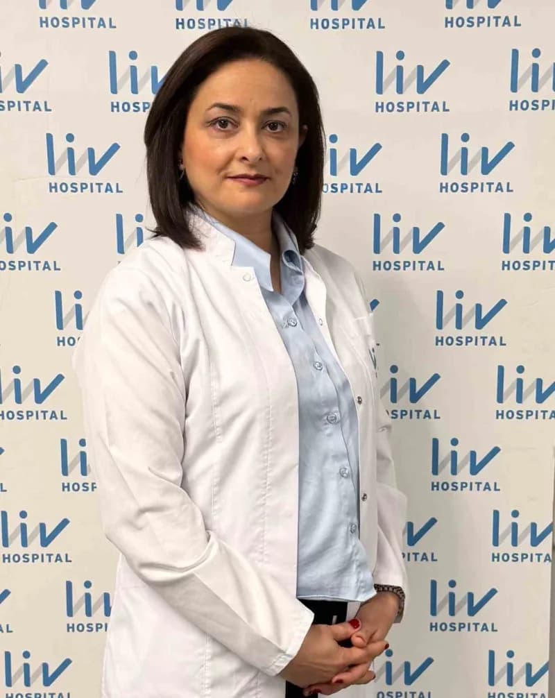Çocuklarda besin alerjisi belirtileri ve tanı süreci hakkında bilgilendirme yapan doktor