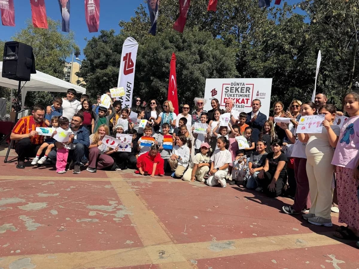 Çocukların sağlıklı beslenme, su içme ve hareket etme alışkanlıkları üzerine düzenlenen etkinlikte çocuklar ve aileleri