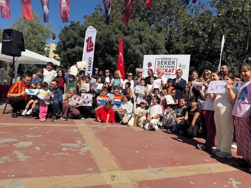 Çocukların sağlıklı beslenme, su içme ve hareket etme alışkanlıkları üzerine düzenlenen etkinlikte çocuklar ve aileleri