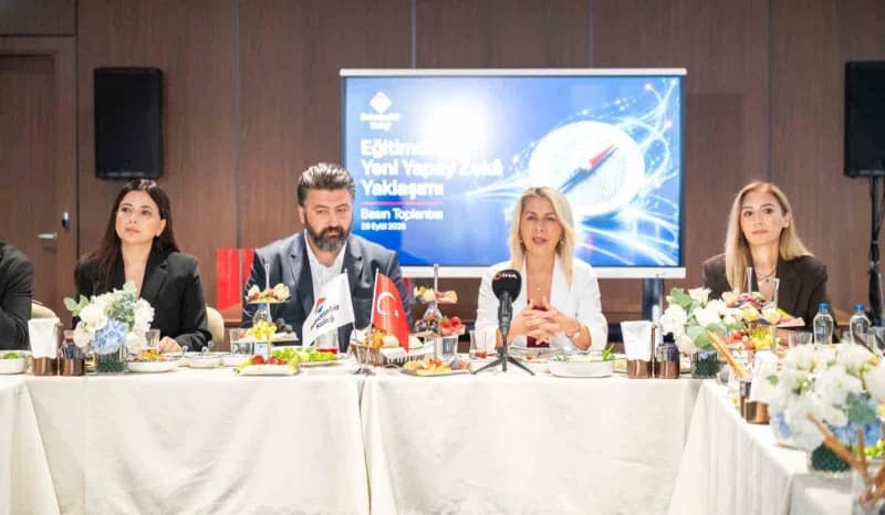 Bahçeşehir Koleji öğrencileri ve öğretmenleri yapay zekâ eğitim modeli kapsamında sınıfta eğitim alıyor