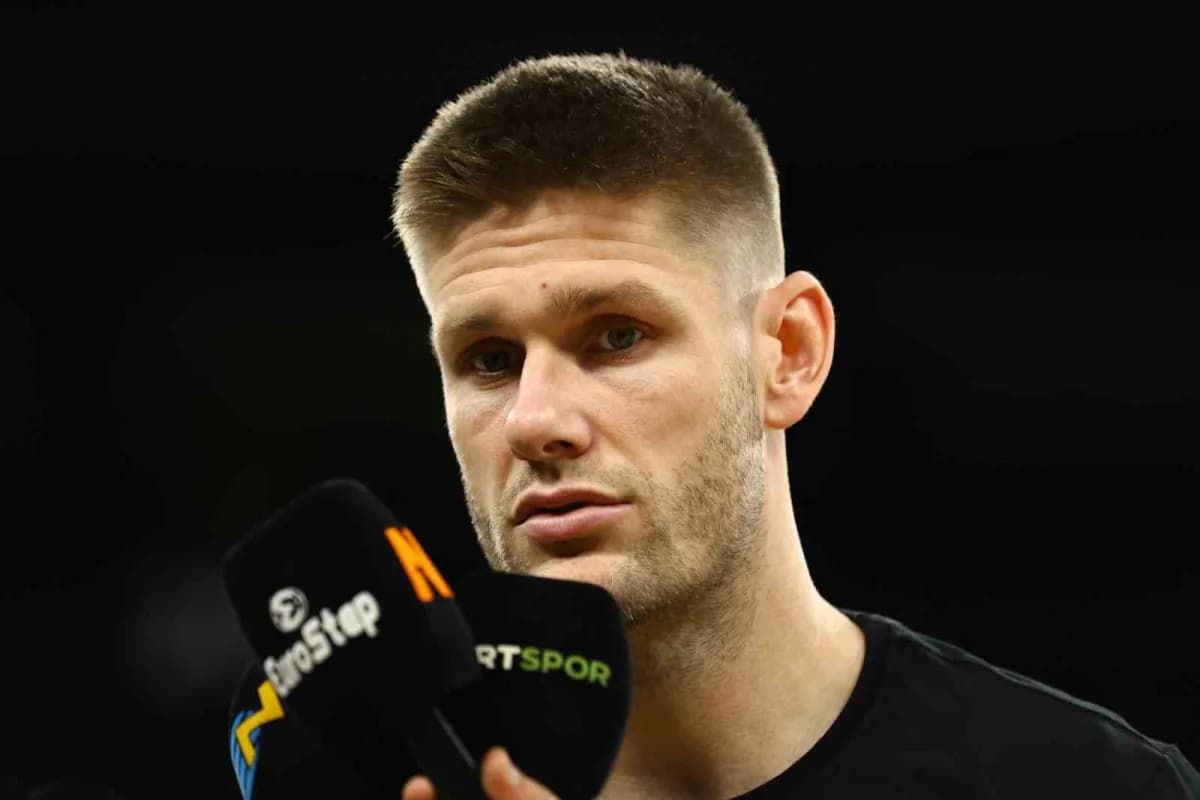 Conor Morgan basın toplantısında açıklama yaparken