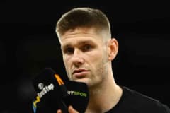 Conor Morgan basın toplantısında açıklama yaparken