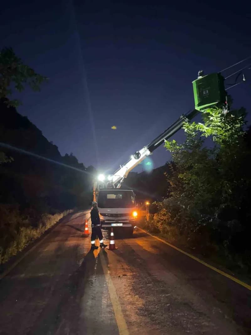 Rize ve Trabzon’da etkili olan aşırı yağışların yol açtığı sel, su baskınları ve heyelanların ardından Çoruh EDAŞ ekiple