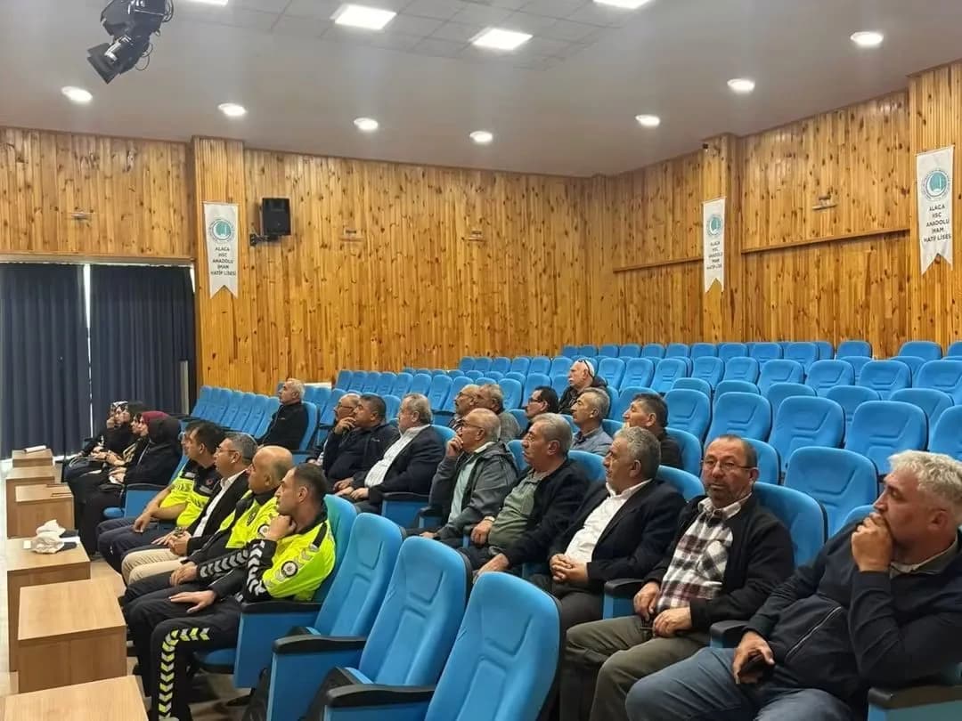 Alaca'da Jandarma ve polis ekipleri tarafından okul servisi araçlarının sürücülerine Trafik eğitimi verildi.