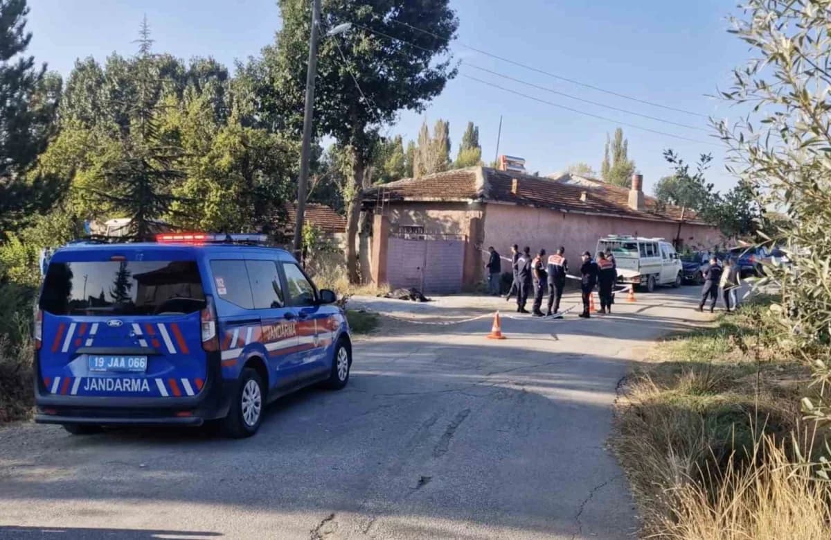 Çorum'un Alaca ilçesinde 55 yaşındaki şahıs, komşuları tarafından evinin önünde ölü bulundu.