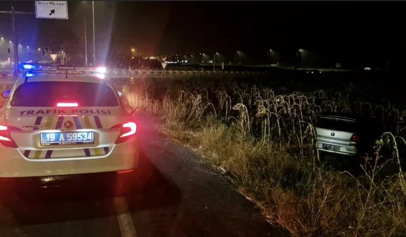 Çorum’un Alaca ilçesinde yağışlı havanın etkisiyle kontrolden çıkan otomobilin tarlaya uçması sonucu meydana gelen trafi